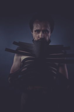 Siyah şeritler ile yapılan takım elbiseli adam