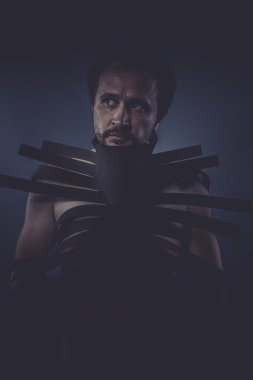 Siyah şeritler ile yapılan takım elbiseli adam