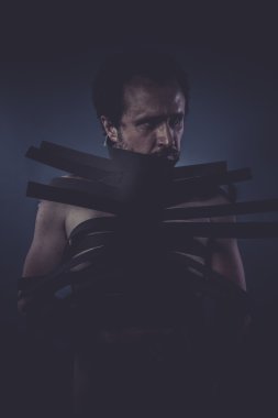 Siyah şeritler ile yapılan takım elbiseli adam