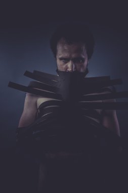 Siyah şeritler ile yapılan takım elbiseli adam