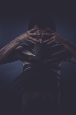 Siyah şeritler ile yapılan takım elbiseli adam