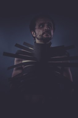 Siyah şeritler ile yapılan takım elbiseli adam