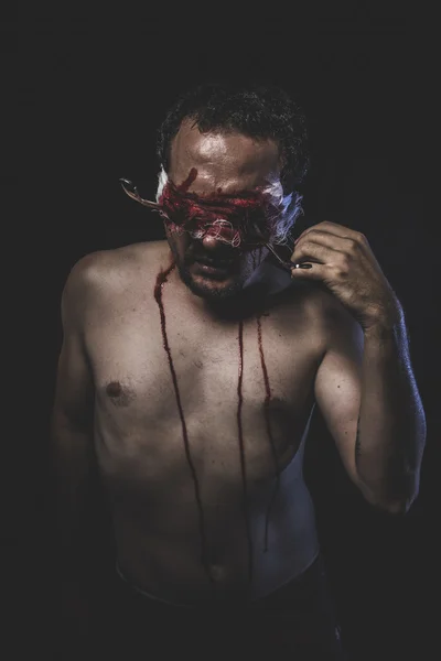 Naakte man met blinddoek gedrenkt in bloed — Stockfoto