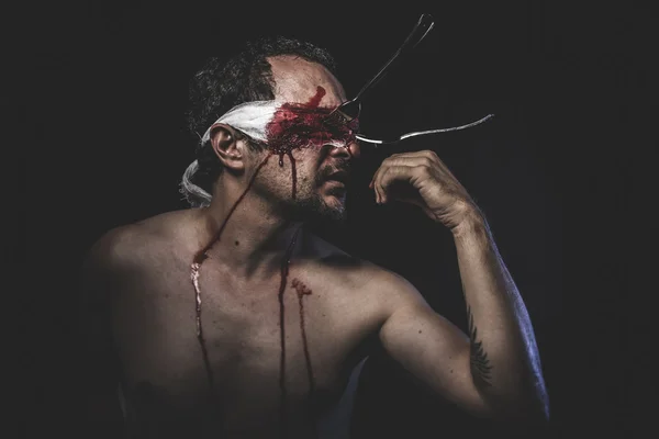 Kanla ıslanmış gözleri bağlı olan çıplak adam — Stok fotoğraf