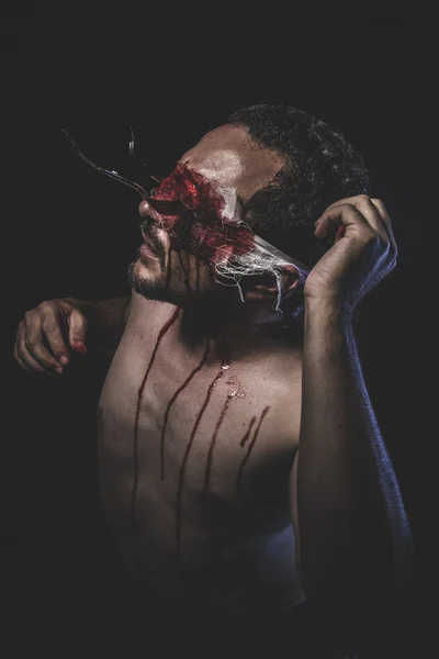 Голый мужчина с завязанными глазами, пропитанный кровью — стоковое фото