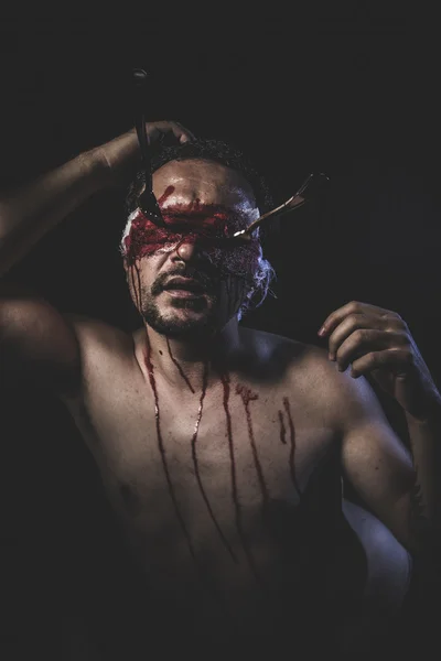 Hombre desnudo con los ojos vendados empapado en sangre — Foto de Stock