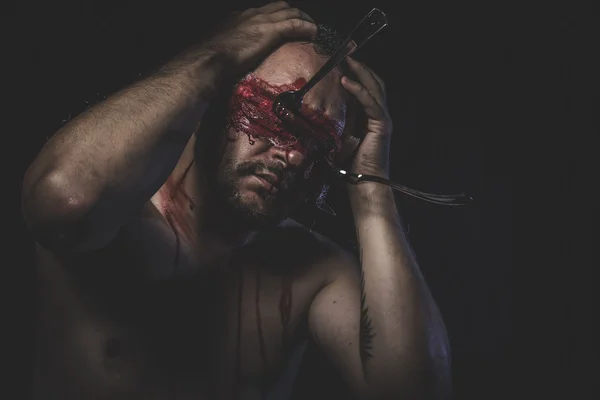 Hombre desnudo con los ojos vendados empapado en sangre — Foto de Stock