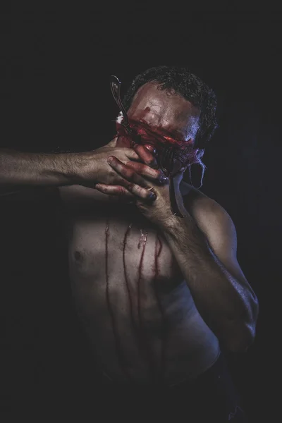 Hombre desnudo con los ojos vendados empapado en sangre — Foto de Stock