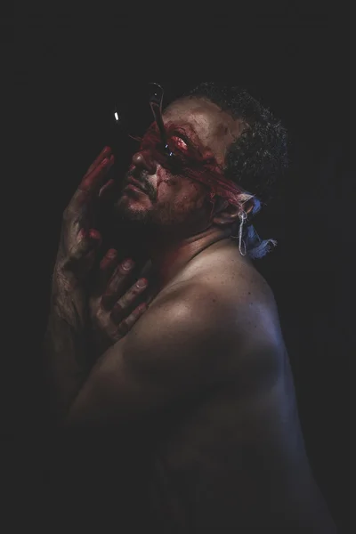 Naken man med ögonbindel dränkta i blod — Stockfoto