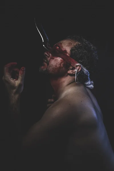 Hombre desnudo con los ojos vendados empapado en sangre — Foto de Stock