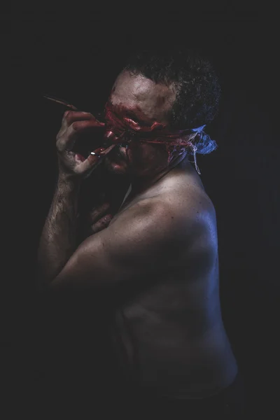 Uomo nudo con benda e forchette — Foto Stock