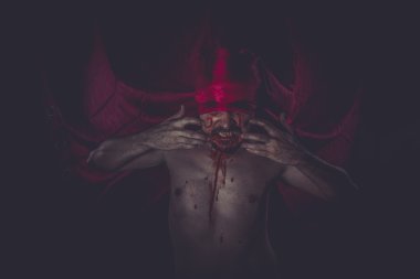 Gözlerini üzerinden kırmızı kumaş ile çıplak ADAM