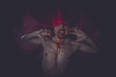 Gözlerini üzerinden kırmızı kumaş ile çıplak ADAM