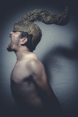 Kask savaşçı trompet ile çıplak adam