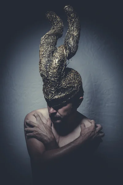 Nackter Mann mit Helm Krieger Trompeten — Stockfoto