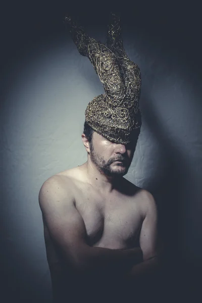 Uomo nudo con casco guerriero trombe — Foto Stock