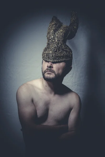 Hombre desnudo con casco guerrero trompetas — Foto de Stock