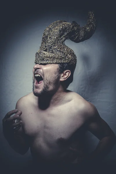 Hombre desnudo con casco guerrero trompetas — Foto de Stock