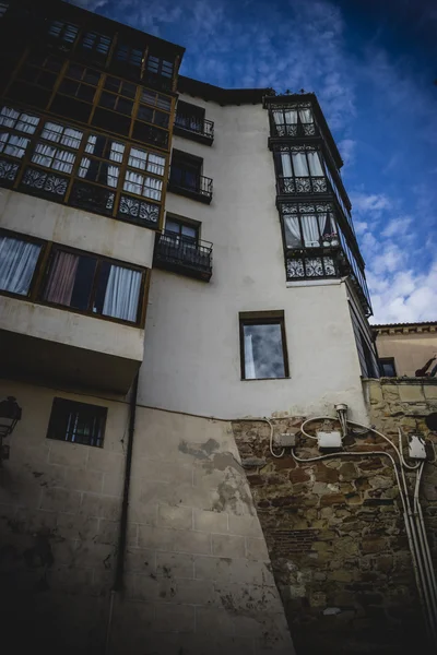 Traditionelle Architektur mit Balkonen und alten Fenstern, Stadt — Stockfoto