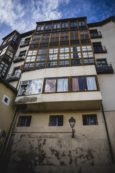 Traditionell arkitektur med balkonger och gamla fönster — Stockfoto