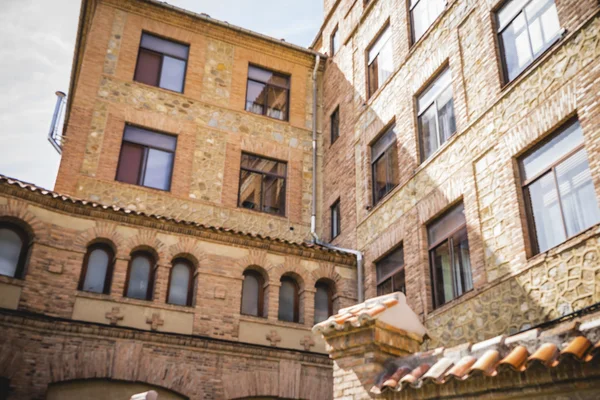 Arquitectura tradicional con balcones y ventanas antiguas —  Fotos de Stock