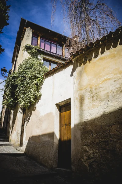 Traditionele architectuur met balkons en oude windows — Stockfoto