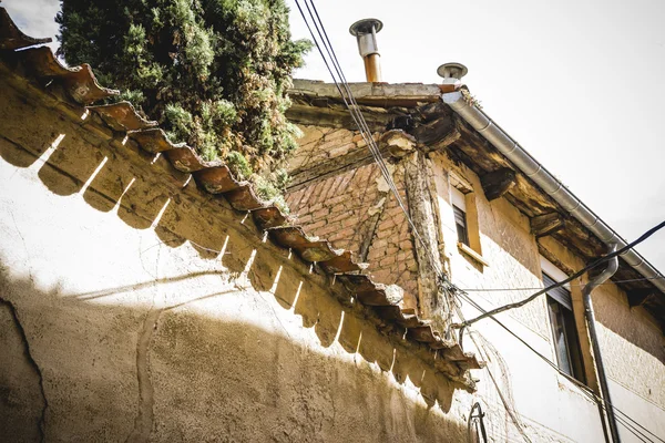 Architecture traditionnelle avec balcons et vieilles fenêtres — Photo