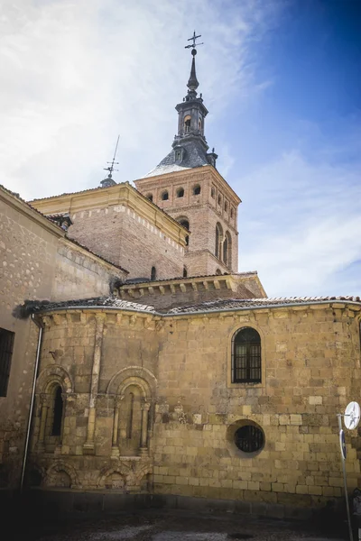 Traditionelle Architektur mit Balkonen und alten Fenstern — Stockfoto