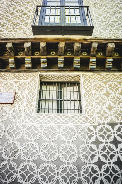 Arquitectura tradicional con balcones y ventanas antiguas — Foto de Stock