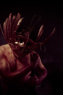 Altın maske ile savaşçı