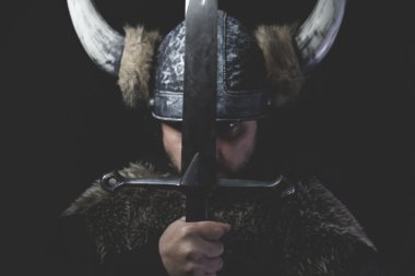 Viking savaşçı kask ile