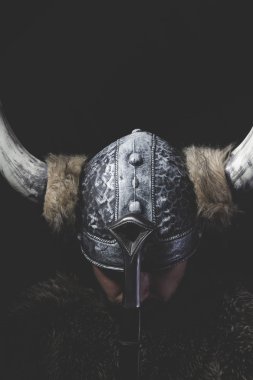 Viking savaşçı kask ile