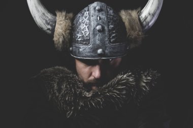 Viking savaşçı kask ile