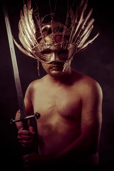 Guerreiro com máscara dourada — Fotografia de Stock