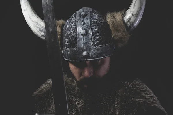 Guerreiro viking com capacete — Fotografia de Stock