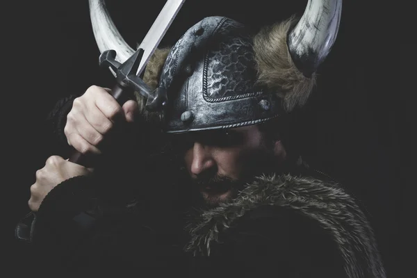 Guerreiro viking com capacete — Fotografia de Stock