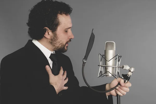 Singer in suit and microphone — Stock Photo, Image