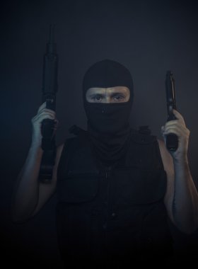 makineli tüfek taşıyan terörist