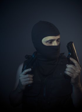 tabanca taşıyan terörist