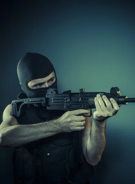 Terrorist carrying machine gun — Stock Photo, Image