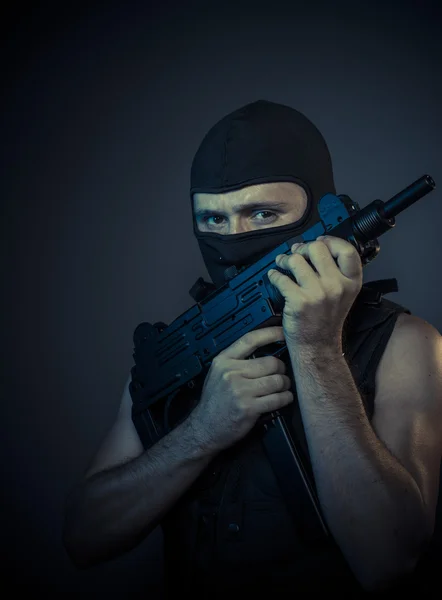Terroriste portant une mitrailleuse — Photo