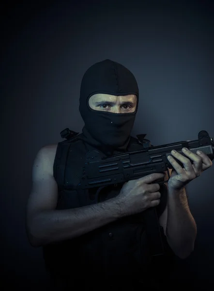 Terrorist med kulspruta och balaclava — Stockfoto