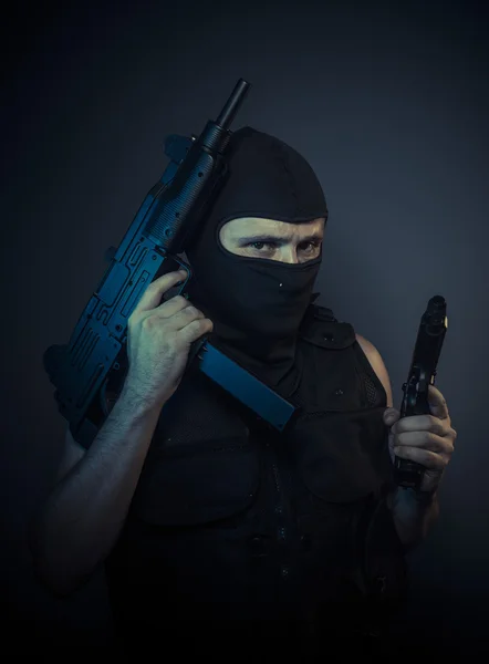 Terrorist med kulspruta och pistol — Stockfoto