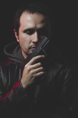 Adam intihar etmek niyetiyle
