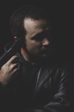 Adam intihar etmek niyetiyle