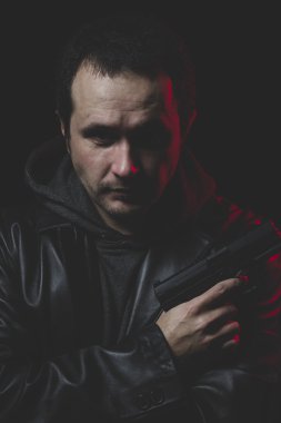 Adam intihar etmek niyetiyle