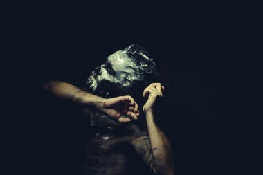 beyaz boyalı yüzü olan adam