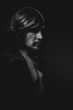 büyük siyah pelerin erkekte vampir