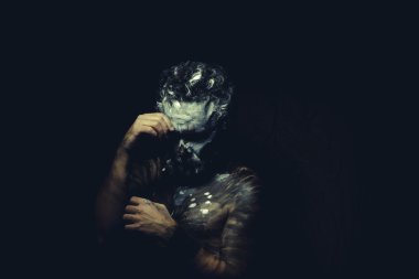 beyaz boyalı yüzü olan adam