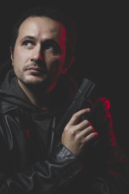 Adam intihar etmek niyetiyle